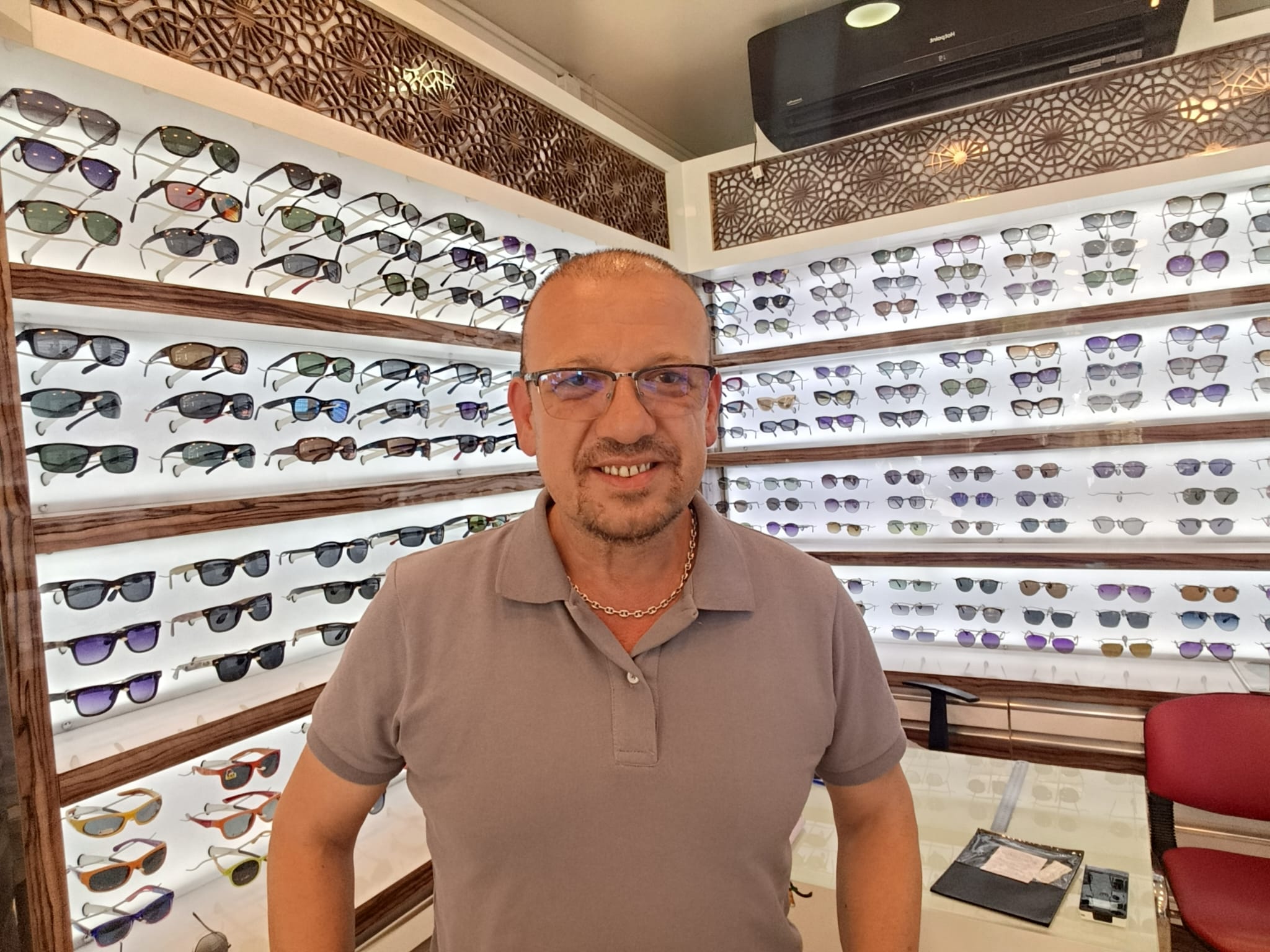 Edirne'de 17 yıldır optik sektöründe hizmet veren Levent Yaçi, güneş patlamalarının UV ışınlarını yoğunlaştırdığını belirterek, trafikte yansımalardan kaynaklanan kazaları önlemek ve göz sağlığını korumak adına vatandaşları orijinal ve polarize camlı güneş gözlüğü kullanmaya davet etti.